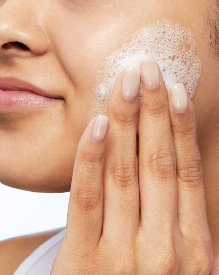 کف شوینده روی صورت؛ ژل شستشوی فومینگ سراوی